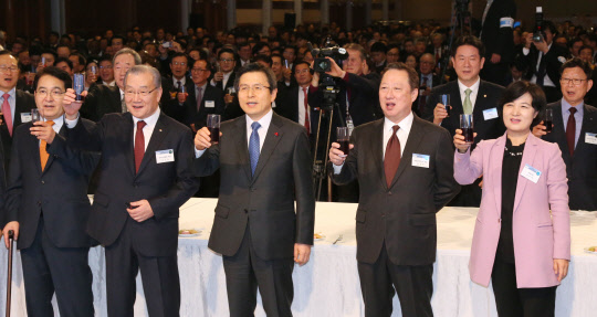 경제계 인사들이 모여 새해 첫 시작을 다짐하는 '경제계 신년인사회'가 올해는 주요 CEO가 대거 불참하면서 초라하게 치러졌다. 서울 삼성동 코엑스에서 열린 '2017년 경제계 신년인사회'에서 심재철 새누리당 의원(왼쪽부터), 김인호 한국무역협회 회장, 황교안 대통령 권한대행 국무총리, 박용만 대한상공회의소 회장, 추미애 더불어민주당 대표가 신년인사회에서 건배를 하고 있다.<대한상의 제공>
